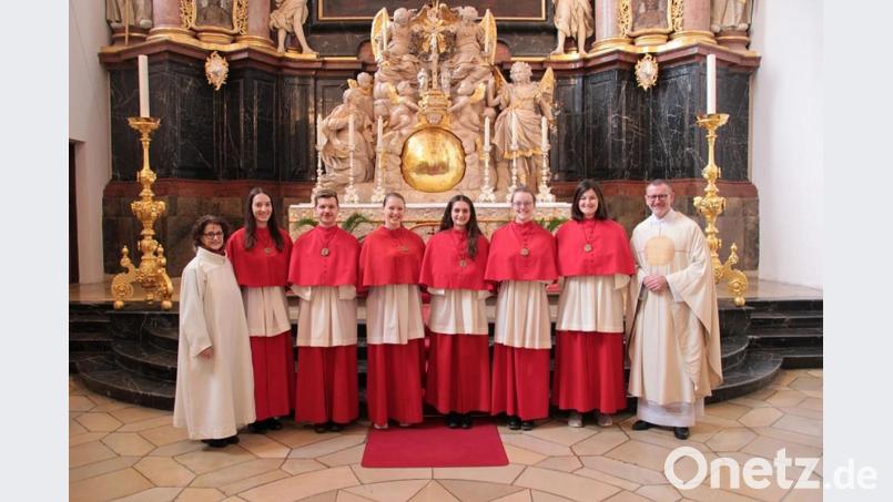 Stadtpfarrer Thomas Vogl und Gemeindereferentin Gertrud Hankl mit den verabschiedeten Ministranten (von links) Alisa Ernstberger, Dominik Boll, Milena Rustler, Veronika Reith, Eva Pöllinger und Isabella Haberkorn. Bild: exb