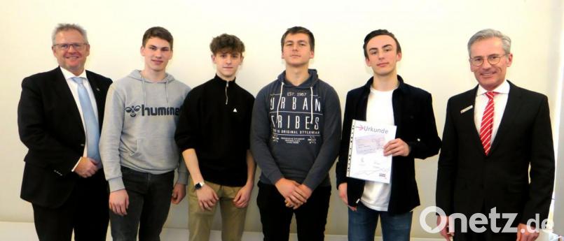 Sparkassen-Vorstandsvorsitzender Werner Heß (rechts) und Oberbürgermeister Andreas Feller (links) zeichneten die erfolgreichen Börsianer des Johann-Andreas-Schmeller-Gymnasiums Nabburg, Paul Hermann, Felix Fischer, Ludwig Richthammer und Ferdinand Koch (von links), aus. Bild: Hirsch