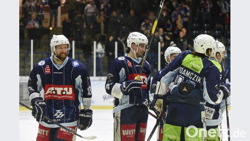 Nach fünf Niederlagen gab es am Freitag endlich wieder Grund zum Jubeln für die Blue Devils. Die Weidener besiegten Spitzenreiter ECDC Memmingen mit 5:4 nach Verlängerung. Martin Heinisch (links) glänzte als dreifacher Torschütze. Bild: gb