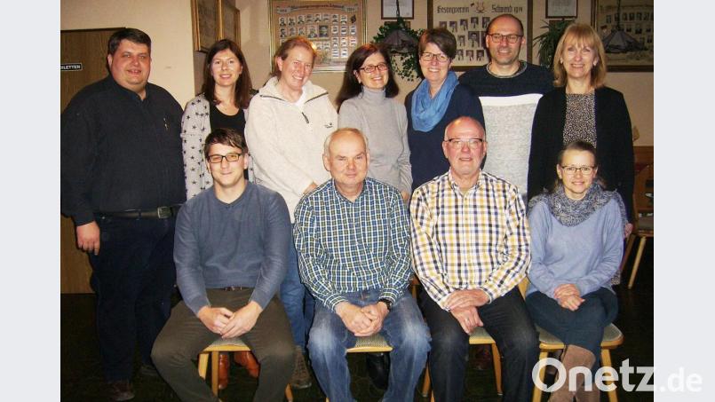 Neuwahlen beim Imkerverein (sitzend, von links): Michael Stollner, Günter Mertel, Hubert Lang, Dorothea Wankel; (stehend, von links): Illschwangs Bürgermeister Dieter Dehling, Michaela Seitz, Ulrike Voit, Andrea Renner, Gabi Pirner, Markus Raum und Bürgermeisterin der Gemeinde Birgland Brigitte Bachmann. Bild: no