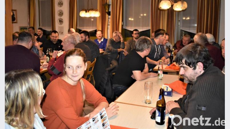 Die Stadtratskandidaten der Freien Wähler Grafenwöhr stellen sich bei einem Bürgergespräch den Gmündern vor. Bild: rgr