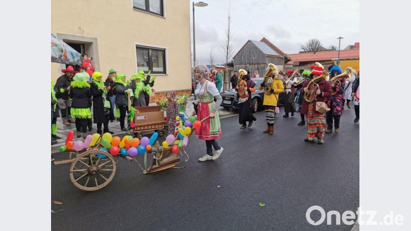 Hinter einem Pflug marschieren die Musikgruppen durch Eslarn. Bild: gz