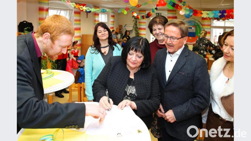 Von links: Vor den Augen von Pfarrer Christoph Zeh unterzeichneten Kindergartenleiterin Kamila Peskova, Bürgermeisterin Jaroslava Brozova Lampertova, Kindergartenleiterin Brunhilde Minnich und Bürgermeister Hans Donko die Partnerschaftsurkunde. Mit auf dem Bild Dolmetscherin Lenka Uschold (rechts). Bild: JOCHEN NEUMANN 
ERBENDORF