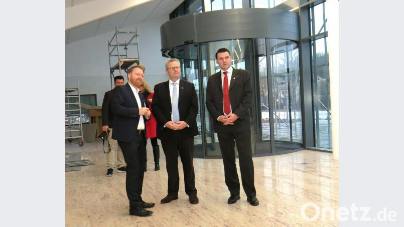 Geschäftsführer Martin Baumann (links) führte Landrat Thomas Ebeling und Oberbürgermeister Andreas Feller durch den Neubau des St. Barbara-Krankenhauses. Der Rundgang begann in der Eingangshalle. Bild: Hirsch