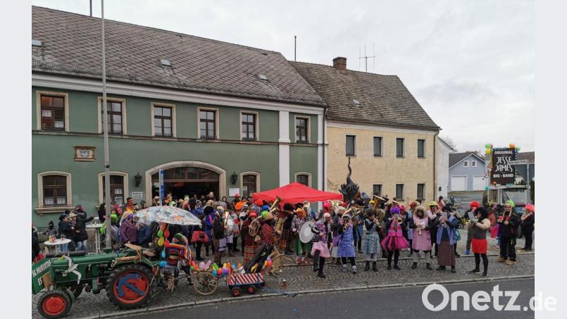 Die beiden Faschingscombos "Schlutupers" und "Jesse-James" geben vor dem Rathaus ein Gemeinschaftskonzert. Bild: gz