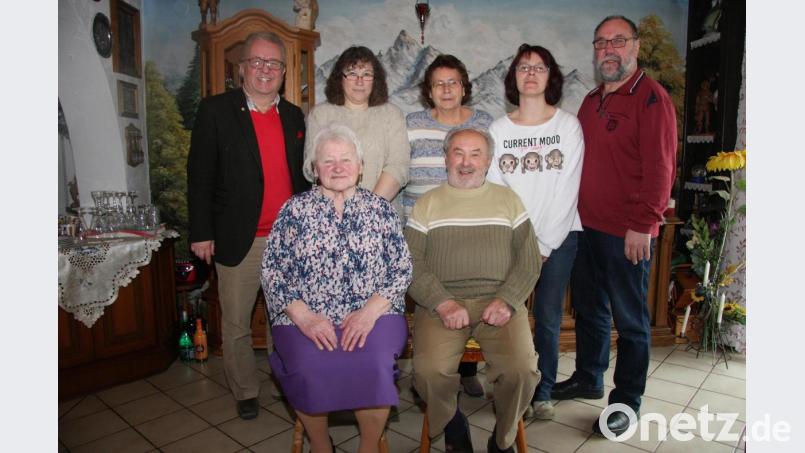 Erika Meierl (vorne links) freute sich über die Glückwünsche zu ihrem 80. Geburtstag. Erster Gratulant war Ehemann Josef (vorne rechts). Den Glückwünschen schlossen sich Sohn Richard Meierl, Enkelin Anita Köppl, Schwiegertochter Petra Meierl, Tochter Inge Oroudji und Bürgermeister Toni Dutz (hinten von rechts) an. Bild: wro