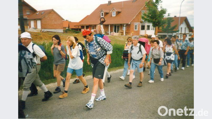Auf der Wallfahrt von Regensburg nach Altötting legen die Teilnehmer 110 Kilometer in drei Tagen zurück. Eugen Eckert (Fünfter von links) war bisher 39 Mal dabei. Repro: hka