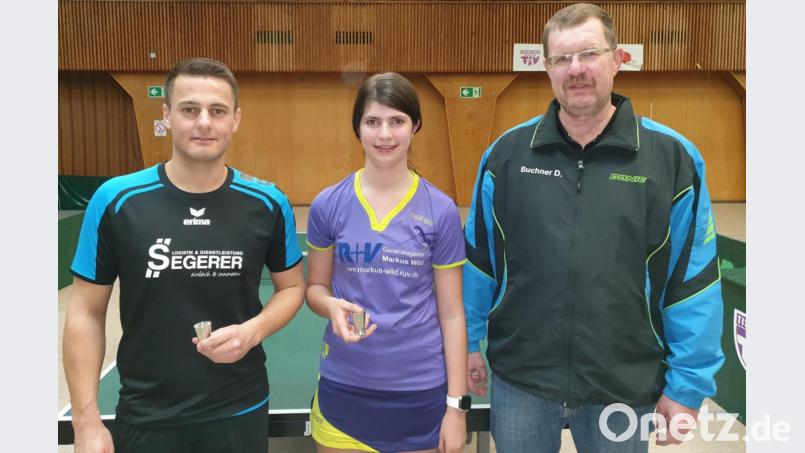 Jörg Meiller (links) hat 300, Sophia Ziegler (Mitte) 100 Einsätze erreicht. Dieter Buchner gratulierte den Jubilaren. Bild: wdb