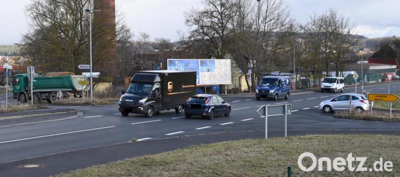 Mit einem Kreisverkehr oder Linksabbiegespuren könnten in diesem Kreuzungsbereich Gefahrensituationen entschärft werden. Bild: gf