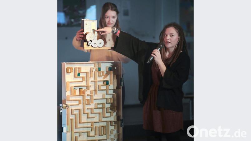 Elisabeth Herdegen (links) und Paula Haberberger zeigen einige der selbstgebauten Rätsel, die die Besucher im Escape Room lösen mussten. Bild: Wolfgang Steinbacher