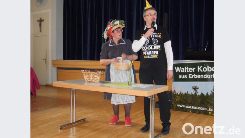 Gemeindereferentin Roswitha Heining und Stadtpfarrer Martin Besold verblüfften mit schauspielerischem Talent. Bild: Walter Kobel/exb