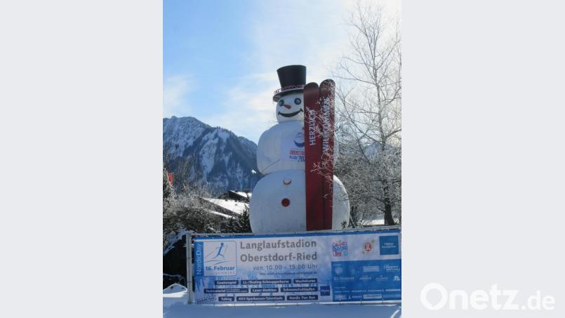 Der Schneemann begrüßt die Gäste am Ortseingang von Oberstdorf. Bild: mr