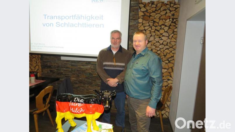 Das Tierwohl liegt den Milchbauer und den Tierärzten am Herzen. Dies betonten BDM-Teamleiter Werner Reinl und Amtstierarzt Dr. Ralf Blome (links) beim Milchbauerstammtisch. Bild: adj