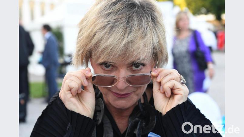 Gloria Fürstin von Thurn und Taxis im Juli 2019 beim Sommerempfang des bayerischen Landtags im Garten von Schloß Schleißheim. Bild: Felix Hörhager/dpa
