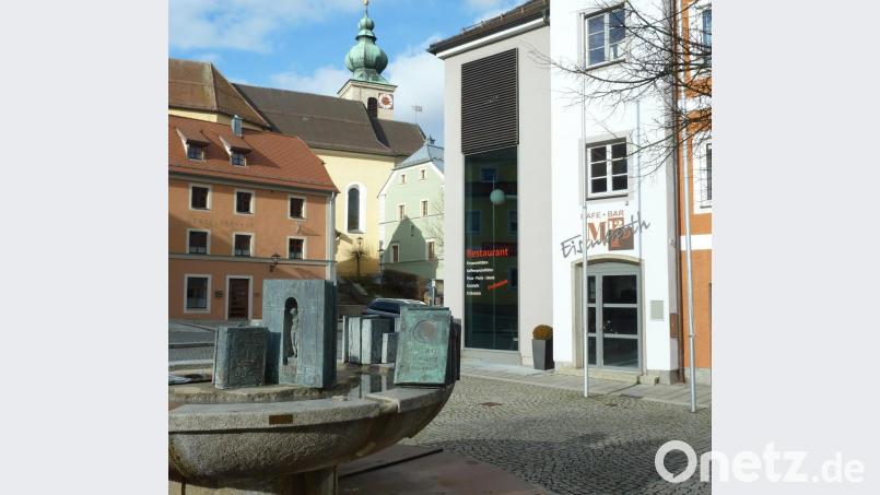 Die dunklen Wolken über dem „MP 12/Eisenbarth’s“ verflüchtigen sich. Nach zwei Jahren Leerstand wird ein neuer Pächter voraussichtlich noch vor Ostern wieder Leben ins Herz der Altstadt bringen. Bild: Portner