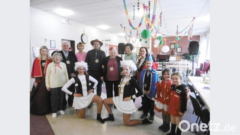 Da freuten sich die Senioren. Der WCV Waldeck kam mit den Kleinsten in die Einrichtung und verteilte auch Faschingsorden. Mit auf dem Bild unter anderem der Heimbeirat mit Vorsitzendem Fritz Schreyer (Dritter von links) und Heimleiter Andreas Wöhrl (stehend, Fünfter von links). Bild: njn