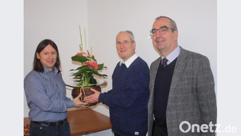 Bernhard Kallmeier erhielt Blumen und Glückwünsche vom Michelfelder Gesamtleiter Peter Miltenberger und Geistlichem Direktor Rainer Remmele (von links). Bild: Regens Wagner Michelfeld/exb