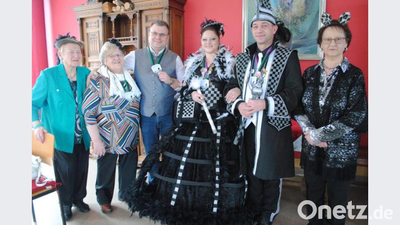 Orden vom Prinzenpaar für die Darstellerinnen und den Bürgermeister Bild: gag