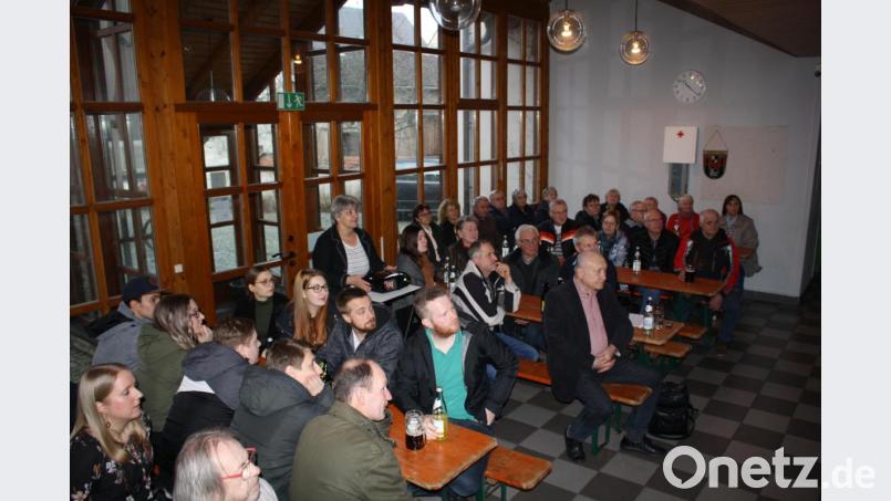 Etwa 40 Zuhörer sind beim Informationsnachmittag der Bürgerliste 'Neustadt braucht Zukunft im Schulhaus zugegen. Dabei ergreift auch Stadträtin Käthe Pühl (am Beamer) das Wort. Bild: bjp
