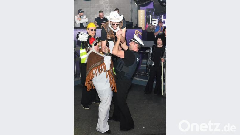 Mit Akrobatik, Show und passenden Kostümen erfreut die Tanzschar das ganze Publikum. Bild: fjo