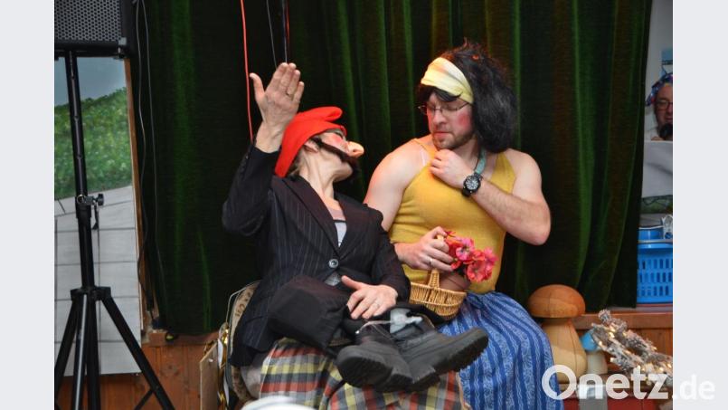 Rudi Zwerg, der war sehr groß, legt gleich Blumen in "Schneeflttchens" Schoß. Bild: dob