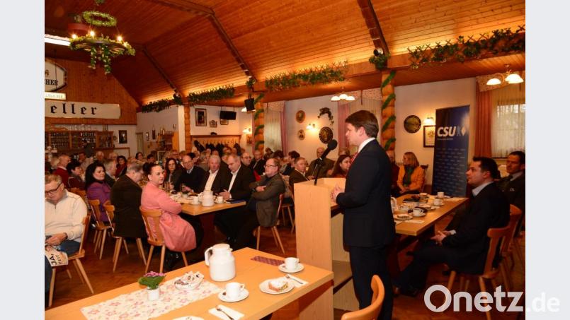 OB-Kandidat Benjamin Zeitler (stehend) stellt beim Seniorennachmittag im &quot;Postkeller&quot; seine Ziele für die Stadt Weiden vor. Bild: bey