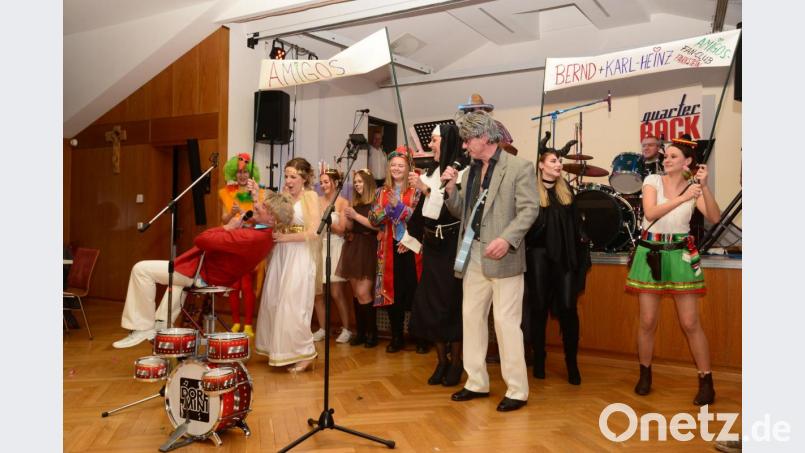 Die Parksteiner &quot;Amigos&quot; sind in die Jahre gekommen, &quot;Bernd&quot; braucht den Rollator, &quot;Karl-Heinz&quot; kam schon mit dem Gehstock zum Auftritt. Die Fangemeinde (im Hintergrund) ist aber begeistert von ihren Idolen. Bild: bey