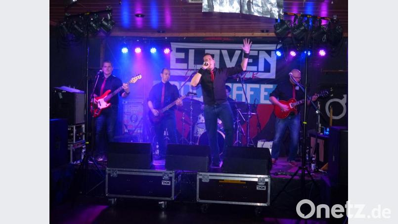 „ELEVEN Coverrock“ heizte den Bikern ein Bild: hme