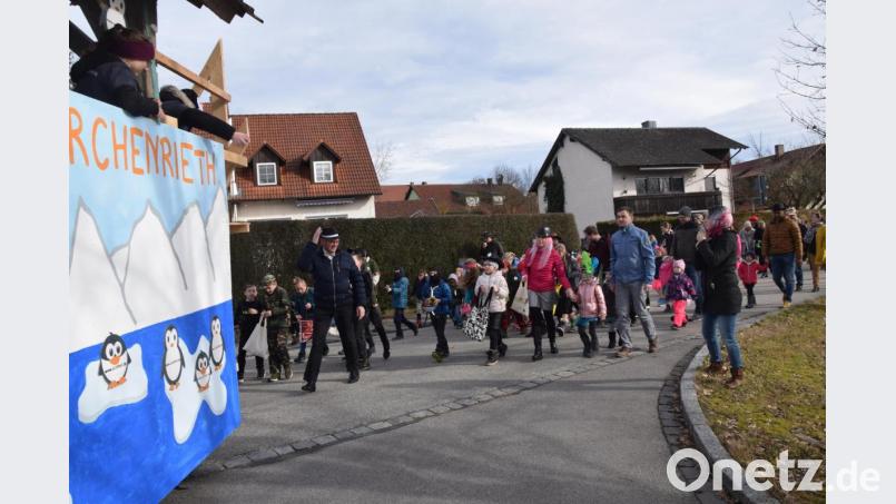 Auf dem Weg zur Fete ins Sportheim Bild: fz