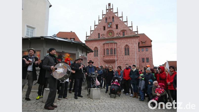 Standkonzert der Bettler beim Geschichtsbrunnen. Bild: bmr
