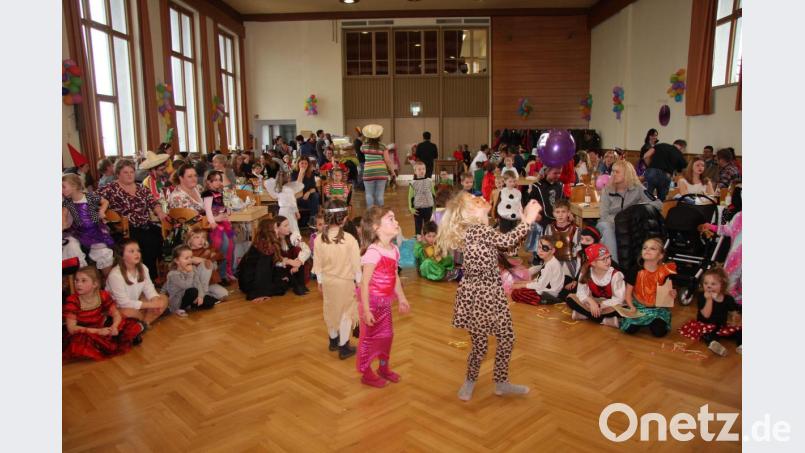 Die Buben und Mädchen schlüpften in ihre Lieblingskostüme, um im Jugendheim den Kinderfasching mitzufeiern. Bild: wro