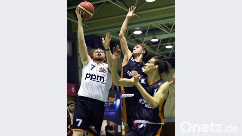 Sebastian Fritsch (links) steuert bei der Niederlage in Jena 14 Punkte für die Neustädter Basketballer bei. Bild: btg