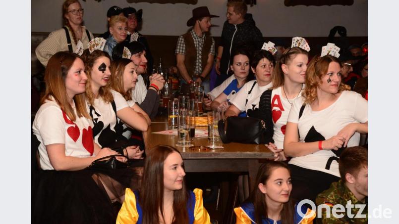 Ein paar Spielkarten ins Haar - eine gute Idee für einen bunten Kopfschmuck Die Damen der Volleyballabteilung hatten diesen Einfall. Bild: bey