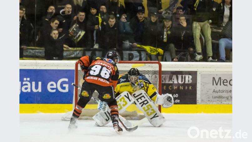 Ambergs Torwart Carsten Metz (rechts) behielt bei einem Penalty des Buchloer Topscorers Alexander Krafczyk (links) die Nerven und lenkte den Schuss an den Pfosten. Bild: Michael Lindemann