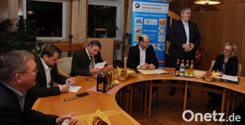 Keinen leichten Stand hatte der bayerische Finanzminister Albert Füracker bei der Kreishandwerkerschaft, sparten die Innungsobermeister und ihre Mitarbeiter nicht Mit Kritik an zahlreicher überzogener Bürokratie, mit der mittelständischen Handwerksbetrieben das Leben nicht leicht gemacht wird. Unser Bild zeigt (von links) Oberbürgermeister Michael Cerny, Moderator Matthias Schöberl, Kreishandwerksmeister Hans Weber, Finanz- und Heimatminister Albert Füracker, Manfred Rauscher, Innungsobermeister der Metallhandwerker und Vorsitzender der Eisberg-CSU und die CSU-Kreisvorsitzende Michaela Frauendorfer. Bild: gf