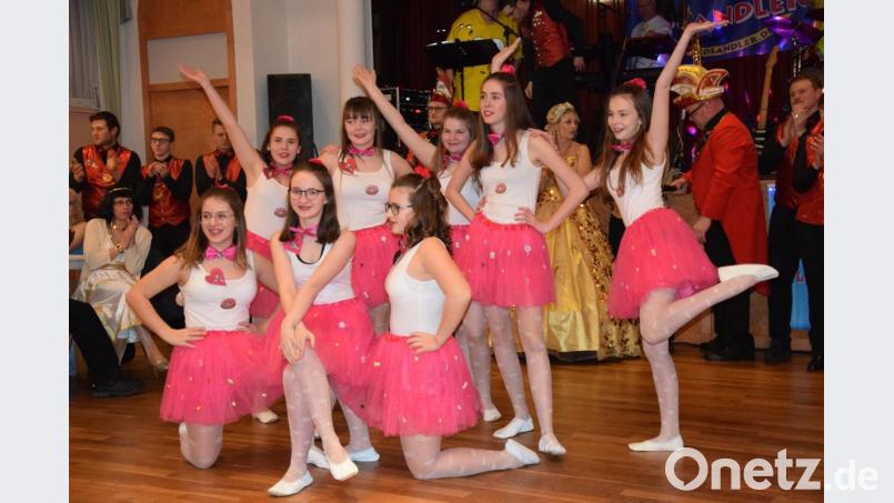 Auch die Jugendgarde gab beim Wildererball ihre Visitenkarte ab - eine tolle Leistung des Gardenachwuchses. Bild: bö