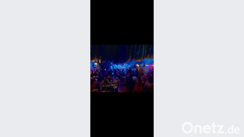 Die Partygäste haben Spaß beim Feiern und Tanzen. Bild: Biebl, Christina