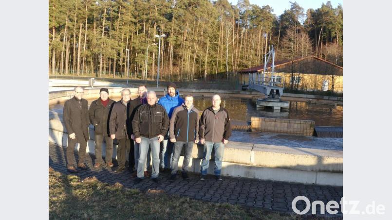 Mit der Frage &quot;Schlammlöser auch gegen Klärschlamm?&quot; befassten sich Bürgermeister, Stadträte und Klärwärter in der Städtischen Kläranlage. Bild: rn