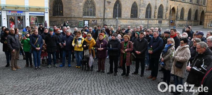 Seite an Seite im stillen Kampf gegen Hass, Hetze und Terror. Bei der Mahnwache auf dem Marktplatz bleibt die Parteizugehörigkeit außen vor. Bild: gfr