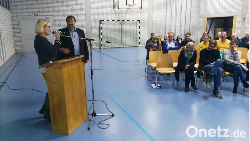 Konrektorin Silke Karl bedankte sich bei Polizeihauptkommissar Joachim Iwanek für seinen Vortrag über Cybercrime. Bild: wku