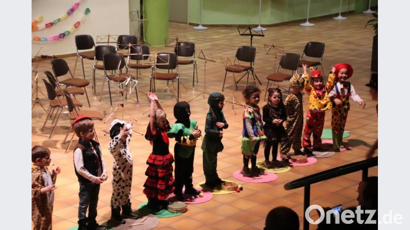 Mit sehr viel Charme überzeugen die Kinder der Musikalischen Früherziehung bei ihrem kunterbunten Zirkus-Programm. Bild: cog