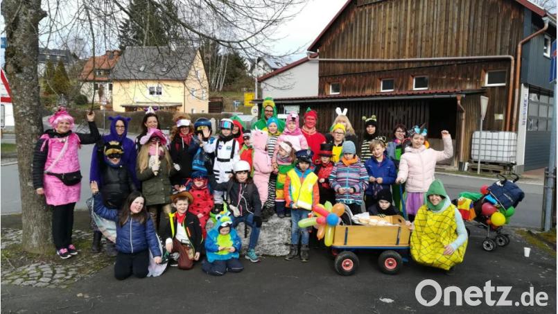 Vorsitzende Beate Sporrer (stehend, links) freute sich, dass sehr viele Kinder beim Faschingsumzug dabei waren. Bild: twg