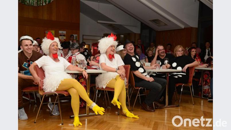 Die Begeisterung am Auftritt der Parksteiner &quot;Amigos&quot; ist den Ballbesuchern regelrecht anzusehen. Bild: bey