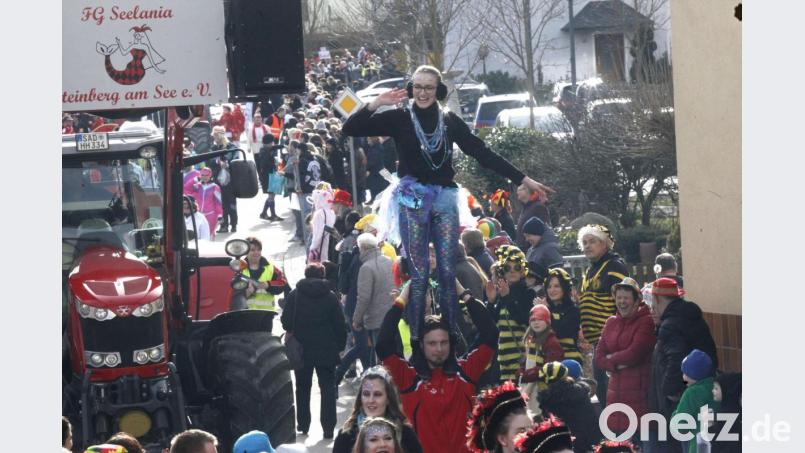 Die Seelania-Seejungfrau überraschte die Zuschauer mit akrobatischen Einlagen. Über 6000 Besucher säumten die Steinberger Dorfstraßen. Bild: Hirsch