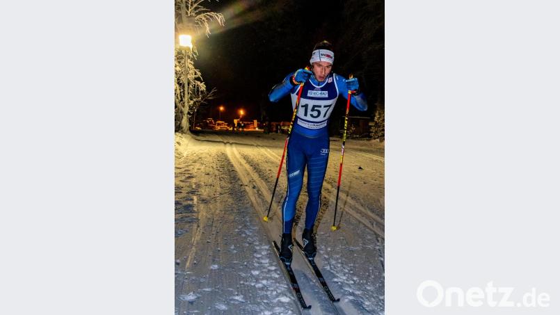 Jonas Schröter hat sich durch konstant gute Leistungen im Sprintbereich für die Junioren-WM in Oberwiesenthal qualifiziert. Das Bild zeigt ihn beim Nachtsprint im heimischen Hirschau im vergangenen Jahr. Bild: chl