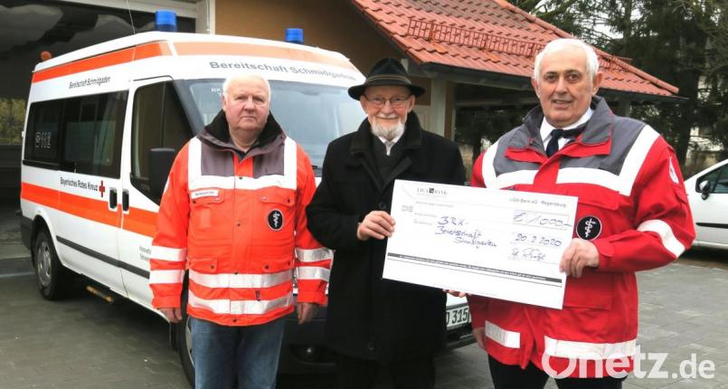 Pfarrer Richard Salzl (Mitte) überreichte einen Scheck über 1000 Euro an BRK-Bereitschaftsleiter Johann Dirrigl (rechts) und den technischen Leiter Emil Mattausch (links). Bild: Hirsch