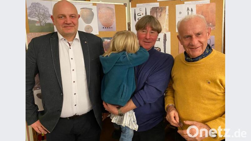 Nur Hans Loserts kleiner Tochter war der Abend etwas lang, alle anderen Gäste hätten dem Archäologen, der es versteht, Geschichte kurzweilig aufzubereiten, noch lange zuhören können. Die Initiative zu dem Vortrag ging von den Lion Clubs Schwandorf und Oberpfälzer Wald aus. Matthias Graf (links) und Peter Eckstein (rechts) freuten sich sehr, dass das Angebot auf so großes Interesse stieß. Bild: cv