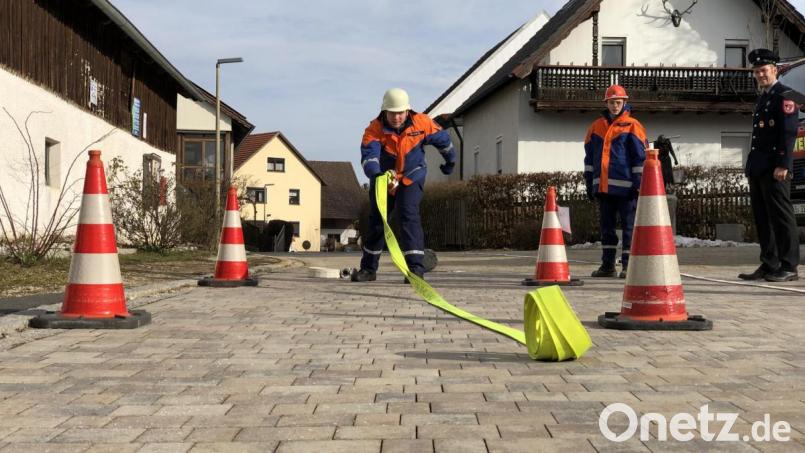 Feuerwehrjugend fit in Theorie und Praxis. Bild: exb