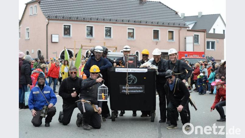Nicht wie die letzten Jahre am Sonntag, sondern am Samstag zog sich in diesem Jahr der Faschingszug durch Schnaittenbach, vorbei an Hunderten Besuchern. Bild: Andreas Brückmann