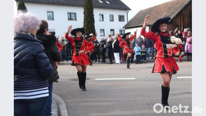 Fesche Gardemädchen sorgten mit Tanzeinlagen und Helau-Rufen für Stimmung. Bild: Hirsch